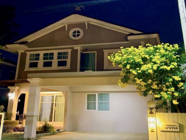  ให้เช่าบ้านเดี่ยว 2 ชั้น 75.4 ตร.วา บ้านชัยพฤกษ์ ศรีนครินทร์ – วิวสวน บรรยากาศดี ใกล้ BTS ศรีนครินทร์ติดต่อ:: ชยา โทร/ID Line:: 0942823961Link Line:: https://line.me/ti/p/3xFA1An8Kcรหัส# T26-529บ้านเดี่ยว 2 ชั้น บ้านชัยพฤกษ์ ศรีนครินทร์ วิวสวน บรรยากาศดี ใกล้ BTS ศรีนครินทร์• ขนาดที่ดิน 75.4 ตร.วา• พื้นที่ใช้สอย 160 ตร.ม.• 3 ห้องนอน• 3 ห้องน้ำ• แอร์ 4 เครื่อง• Smart TV 55 นิ้ว / ตู้เย็น / เครื่องซักผ้า• ครัวครบ เตาแก๊ส + เตาอบ + ไมโครเวฟ• 