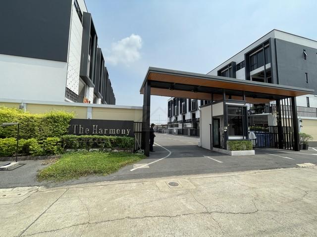  ให้เช่าโฮมออฟฟิศ 4 ชั้น 305 ตรม. The Harmoney รามอินทรา62 หลังมุม ทิศเหนือ ใกล้แฟชั่น ใกล้รถไฟฟ้าสายสีชมพูติดต่อ:: ชยา โทร/ID Line:: 0942823961Link Line:: https://line.me/ti/p/3xFA1An8Kcรหัส# T26-521โฮมออฟฟิศ 4 ชั้น The Harmoney รามอินทรา 62 ใกล้แฟชั่นไอส์แลนด์เนื้อที่ 48.1 ตร.ว.พื้นที่ใช้สอย 305 ตร.ม. ไม่รวมพื้นที่ด้านข้างหน้ากว้าง 8.8 เมตร ลึก 21.5 เมตร3 ห้องนอน 4 ห้องน้ำ3 ที่จอดรถระบบอินเตอร์เนตหลังคาจอดรถ หลังคาหลังบ้านเคาเตอร์บาร์ แอ�