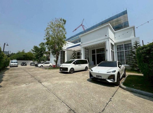 BH3962 ขายหรือให้เช่าที่ดินพร้อมอาคาร แบริ่ง 5 ใกล้ BTS แบริ่ง เพียง 3 นาที พื้นที่ 351 ตร.ว. เหมาะทำธุรกิจ ออฟฟิศ หรือคลินิกติดต่อ Agent คุณบัว (Bua)Tel: 093-646-4597 LINE ID: Bua093ราคาขาย 65,000,000 บาทราคาเช่า 110,000 บาท/เดือนราคาเช่า (จดทะเบียนบริษัท) 120,000 บาท/เดือนขายหรือให้เช่าที่ดินพร้อมอาคาร ทำเลศักยภาพสูง ย่านแบริ่ง ซอยแบริ่ง 5 ใกล้รถไฟฟ้า BTS แบริ่ง เพียง 3 นาที เหมาะสำหรับทำธุรกิจ ออฟฟิศ คลินิก หรืออย�