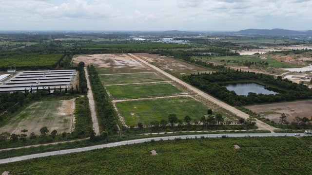 ขายที่ดิน 280 ไร่ คลองกิ่ว บ้านบึง ชลบุรีทำเลดี ที่ดินสวย ถมแล้ว ทำเลดี ฮ้วงจุ้ยดี  พื้นที่สีเหลืองอ่อน หน้ากว้างติดถนน 525 เมตรเหมาะทำโรงงานโกดัง หมู่บ้านจัดสรร รีสอร์ท โรงแรม สนามกอล์ฟมีขุดบ่อในที่ดิน 2 บ่อ  เนื้อที่รวม 280-1-58 ไร่ ถมแล้วขายไรล่ะ 2,200,000 บาทราคารวม 616,000,000 บาทสนใจนัดชมติดต่อ คุณมงคล (เอก) 090-289-1419 Line : 9.mongkolคุณต้อง 086-344-9164, Line : coachtongWINNER ESTATE CO.,LTDศูนย์ฝากขาย-ฝากเช่า-จำนอง-ขายฝา�