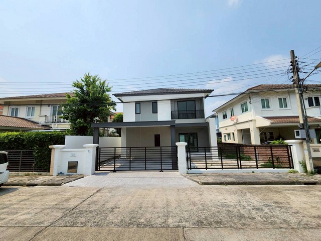 คาซ่าวิลล์ วัชรพล (89/273)  คาซ่าวิลล์ วัชรพล-สุขาภิบาล 5 ตั้งอยู่บนถนนสุขาภิบาล 5 แยก 71 แขวงออเงิน (หรือแขวงคลองถนน) เขตสายไหม กรุงเทพมหานคร 10220พื้นที่ 63 ตารางวาพื้นที่ใช้สอย 184.03 ตารางเมตร4 ห้องนอน3 ห้องน้ำ2 ที่จอดรถราคา 5.99 ลบ.บ้านหัน: ทิศใต้ค่าส่วนกลาง 1,575 บาท/เดือนจุดเด่น -บ้านรีโนเวทใหม่-นิติบุคคลดูแลดี เพื่อนบ้านน่ารักสิ่งอำนวยความสะดวก- สวนสาธารณะ 2 แห่ง- Clubhouse- สระว่ายน�