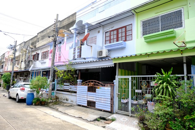 ขายทาวน์เฮ้าส์ 2 ชั้น 18 ตารางวา ม.ณัฐกานต์ เพชรเกษม 112รายละเอียด :- 3 ห้องนอน - 2 ห้องน้ำ - 1ห้องครัว - พื้นที่ส่วนกลาง ดูทีวี ทานอาหาร- จอดรถ 1 คัน (หน้าบ้าน)- มีพื้นที่ซักล้าง  - แอร์  2 เครื่องจุดเด่น :- หน้ากว้าง 6 เมตร -โครงการอยู่แหล่งชุมชน- สภาพดี ทำความสะอาดเข้าอยู่ได้ สถานที่ใกล้เคียง-พุทธมณฑล-มหาวิทยาลัยมหิดล-มหาวิทยาลัยเอเชียอาคเนย์- วิทยาลัยเทคโนโลยีหมู่บ้านครู-สน�