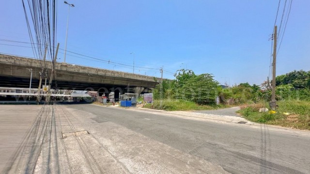 รหัสทรัพย์&nbsp; N1146ที่ดินเปล่าติดทางด่วน 102 ตร.วา - แจ้งวัฒนะ 38 ราคาถูกมากที่ตั้ง&nbsp;:&nbsp;ถนนแจ้งวัฒนะ ตำบลบางตลาด อำเภอปากเกร็ด จังหวัดนนทบุรี 11120รายละเอียดทรัพย์&nbsp;- หน้ากว้างติดถนน 24 เมตร ลึก 17 เมตร- ตัวที่ดินเข้าทางซอย แจ้งวัฒนะ 38 อยู่ตรงข้ามเซเว่น (เดินไปประมาณ 20 เมตร)- เนื้อที่รวม 102.8 ตารางวา (ไม่นับบริเวณใต้ทางด่วน)- เขตสีส้ม&nbsp;ประเภท&nbsp;ย.6-6 ( ที่ดินประเภทที่อยู่อาศัยหนา�