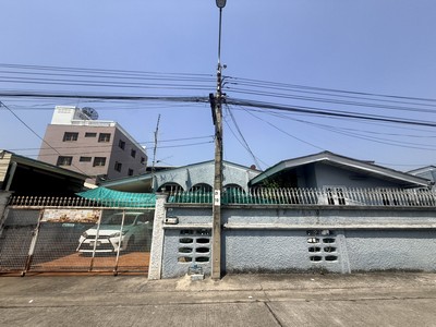 ขายบ้านเดี่ยวพร้อมที่ดิน 49 ตร.ว. โครงการศุภวรรณ 2 ทำเลศักยภาพ ใกล้แหล่งชุมชน .TPI-3000.ที่ตั้ง : โครงการศุภวรรณ 2 ตำบลหลักสองอำเภอหนองแขม กรุงเทพมหานครGoogle Maps : https://maps.app.goo.gl/QDsf4uhNC7pi7sVy8?g_st=ic.บ้านเดี่ยวบนพื้นที่ส่วนตัว บรรยากาศน่าอยู่ เหมาะสำหรับครอบครัวที่ต้องการความเป็นส่วนตัว ในราคาจับต้องได้ เดินทางสะดวก เข้า-ออกเมืองง่าย.ข้อมูลบ้าน- ขนาดที่ดิน 49 ตารางวา- พื้นที่ใช้สอยประมา�