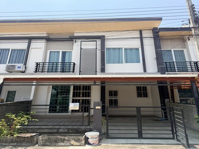 ขายทาวน์โฮมราคาคุ้ม ทำเลพระราม 2 เข้าเมืองง่าย ใกล้ทุกความสะดวก พร้อมอยู่ทันที!.TPI-2999.โครงการ กัสโต้ พระราม 2 ตำบลท่าข้าม อำเภอบางขุนเทียน กรุงเทพมหานครGoogle Maps : https://maps.app.goo.gl/odLmTakTSVovPvrF6?g_st=ic.ทาวน์โฮมสไตล์โมเดิร์น ทำเลศักยภาพโซนพระราม 2 เดินทางสะดวก เชื่อมต่อถนนหลักได้หลายเส้น เหมาะทั้งอยู่อาศัยและลงทุนปล่อยเช่า.ข้อมูลบ้าน- ขนาดที่ดิน 18.5 ตารางวา- พื้นที่ใช้สอย 109 ตารางเมตร- 3 �