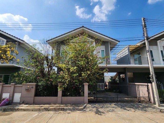  รหัสทรัพย์ (Code ID) :  PTT-26-B13670  ราคา  4,200,000 บาท (ราคาต่อรองได้) ▸ เนื้อที่   37.90 ตารางวา  พื้นที่ใช้สอย 120 ตารางเมตร   ▸ - ห้องนอน - ห้องน้ำ     ▸ 1 ที่จอดรถ   ทาวน์เฮ้าส์หันไปทางทิศ   พิกัดทรัพย์ :  https://maps.app.goo.gl/TDqgV2utnr6MkETD8  สถานที่ใกล้เคียง ▸ใกล้แม็คโคร ปทุมธานี ▸ใกล้ฟิวเจอร์พาร์ค รังสิต ▸ใกล้ตลาดพูนทรัพย์ ▸ใกล้มหาวิทยาลัยรังสิต  สอบถามเพิ่มเติม / นัดชม โทร. 097-419-5982(พลอย) โทร. 096-932-4624(ออมสิน) Line : @panaya (มี@ด้านห