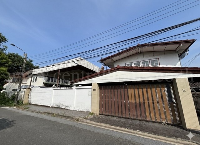 รหัสทรัพย์&nbsp; 6975บ้านเดี่ยว หมู่บ้านการเคหะท่าทราย ประชาชื่น 12 สภาพดีที่ตั้ง :&nbsp;แขวงทุ่งสองห้อง&nbsp;เขตหลักสี่&nbsp;กรุงเทพมหานคร 10210รายละเอียดทรัพย์- บ้านเดี่ยว&nbsp;2 ชั้น เนื้อที่ 80 ตารางวา พื้นที่ใช้สอย 450&nbsp;ตารางเมตร- 5&nbsp;ห้องนอน, 4&nbsp;ห้องน้ำ, 1 ห้องรับแขก, 1 ห้องนั่งเล่น,&nbsp;6 ที่จอดรถ- แอร์ 1 เครื่อง, Built-in เฟอร์นิเจอร์บางส่วน- หมู่บ้านเงียบสงบร่มรื่น น่าอยู่ การเดินทางสะดวก- หน้�