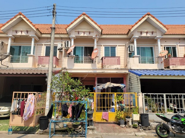  รหัสทรัพย์ (Code ID) :  PTT-26-B13643  ราคา  1,650,000 บาท (ราคาต่อรองได้) ▸ เนื้อที่   18.80 ตารางวา  พื้นที่ใช้สอย 107.50 ตารางเมตร   ▸ - ห้องนอน - ห้องน้ำ     ▸ 1 ที่จอดรถ   ทาวน์เฮ้าส์หันไปทางทิศ   พิกัดทรัพย์ :  https://maps.app.goo.gl/NTKgmj89sYc5tJ34A  สถานที่ใกล้เคียง ▸ใกล้แม็คโคร ปทุมธานี ▸ใกล้โลตัส ปทุมธานี ▸ใกล้บิ๊กซี ซูเปอร์เซ็นเตอร์ ปทุมธานี ▸ใกล้ตลาดอิงน้ำสามโคก  สอบถามเพิ่มเติม / นัดชม โทร. 097-419-5982(พลอย) โทร. 096-932-4624(ออมสิน) Lin