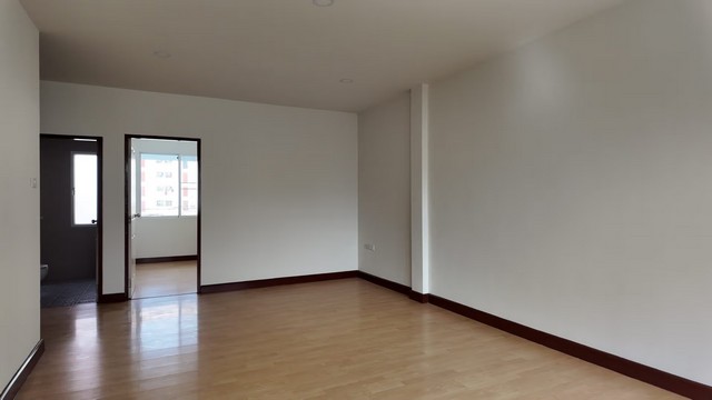    ขายทาวน์โฮม  3  ชั้น โครงการ ปริญ รามอินทรา-วัชรพล  ห่างจาก ตลาดนัดเลียบด่วนรามอินทรา 4.6 กม.  แขวงท่าแร้ง เขตบางเขน กรุงเทพ  ราคา  5,200,000  บาท  (ราคาต่อรองได้)  รายละเอียดทรัพย์ -  เนื้อที่ 20.6 ตร.ว.  พื้นที่ใช้สอย 182.5 ตร.ม. -  3 ห้องนอน 3 ห้องน้ำ   -  ที่จอดรถ 2 คัน -  บ้านหันไปทางทิศ  พิกัดทรัพย์ : https://maps.app.goo.gl/aYwtUEVGmapH9Jmu9  สถานที่ใกล้เคียง   -  ตลาดนัดเลียบด่วนรามอินทรา  4.6 กม. -  วัดพระศรีมหาธาตุ 10 กม. -  เ�