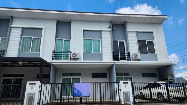    ขายทาวน์เฮ้าส์ 2 ชั้น โครงการ คาซ่าซิตี้ ดอนเมือง - ศรีสมาน   แขวงสีกัน เขตดอนเมือง กรุงเทพ   ราคา  2,790,000   บาท  (ราคาต่อรองได้)  รายละเอียดทรัพย์ -  เนื้อที่ 18.5 ตร.ว.  พื้นที่ใช้สอย 110 ตร.ม. -  3 ห้องนอน 2 ห้องน้ำ   -  ที่จอดรถ 2 คัน  พิกัดทรัพย์ : https://maps.app.goo.gl/dW4pF5NEif8hCNYx8  สถานที่ใกล้เคียง   -  โรบินสัน ศรีสมาน -  โรงพยาบาลทศมินทราธิราช -  วัดคลองบ้านใหม่ -  ตลาดโอโซนวัน ดอนเมือง  รหัสทรัพย์ (Code ID)  : PZ-26-038   ส