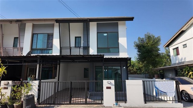    ขายทาวน์เฮ้าส์ 2 ชั้น โครงการ พฤกษาไพร์ม รามอินทรา-คู้บอน ห่างจาก แฟชั่นไอส์แลนด์ 7 กม.  แขวงท่าแร้ง เขตบางเขน กรุงเทพ  ราคา  2,800,000  บาท  (ราคาต่อรองได้)  รายละเอียดทรัพย์ -  เนื้อที่ 24.4 ตร.ว.  พื้นที่ใช้สอย 95 ตร.ม. -  3 ห้องนอน 2 ห้องน้ำ   -  ที่จอดรถ 1 คัน -  บ้านหันไปทางทิศ ตะวันออกเฉียงใต้  พิกัดทรัพย์ : https://maps.app.goo.gl/JNhDJfREnf8KZsXr8  สถานที่ใกล้เคียง   -  แฟชั่นไอส์แลนด์  7 กม. -  เซ็นทรัลรามอินทรา  13.4 ก