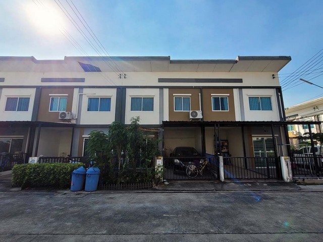  รหัสทรัพย์ (Code ID) :  PTT-26-B13601  ราคา  2,000,000 บาท (ราคาต่อรองได้) ▸ เนื้อที่   17.60 ตารางวา  พื้นที่ใช้สอย 105 ตารางเมตร   ▸ - ห้องนอน - ห้องน้ำ     ▸ 1 ที่จอดรถ   ทาวน์เฮ้าส์หันไปทางทิศ   พิกัดทรัพย์ :  https://maps.app.goo.gl/z9g9hHnNnLx686HZ9  สถานที่ใกล้เคียง ▸ใกล้โลตัส คลองหลวง ▸ใกล้แม็คโคร สาขาคลองหลวง ▸ใกล้วัดพระธรรมกาย ▸ใกล้โรงพยาบาลภัทร-ธนบุรี  สอบถามเพิ่มเติม / นัดชม โทร. 097-419-5982(พลอย) โทร. 096-932-4624(ออมสิน) Line : @panaya (มี@ด้าน�