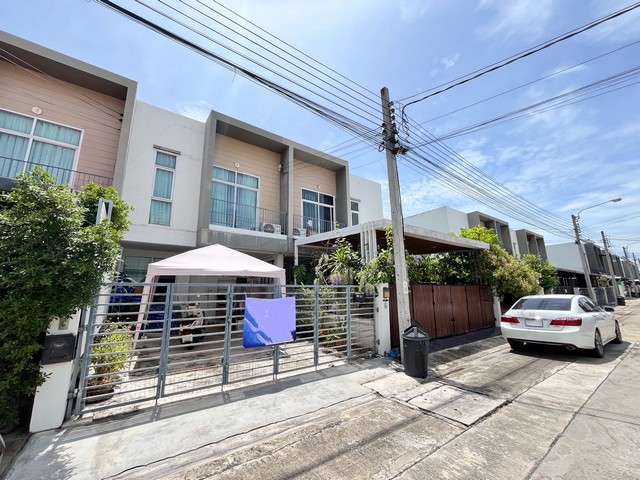    ขายทาวน์เฮ้าส์ 2 ชั้น โครงการ แฮปปี้วิลล์ ดอนเมือง กรุงเทพ  แขวงสีกัน เขตดอนเมือง กรุงเทพ  ราคา 2,890,000   บาท  (ราคาต่อรองได้)  รายละเอียดทรัพย์ -  เนื้อที่ 21 ตร.ว.  พื้นที่ใช้สอย 115 ตร.ม. -  3 ห้องนอน 3 ห้องน้ำ   -  ที่จอดรถ 2 คัน -  บ้านหันไปทางทิศ ตะวันตกเฉียงเหนือ  พิกัดทรัพย์ : https://maps.app.goo.gl/caXH1zPUMsyoRnTi8  สถานที่ใกล้เคียง   -  โรบินสัน ศรีสมาน -  โรงพยาบาลทศมินทราธิราช -  ตลาดโอโซนวัน ดอนเมือง -  ท่า