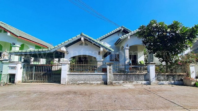 รหัสทรัพย์ : N0845บ้านเดี่ยว พาราไดซ์ ฮิลล์ 2 ชลบุรี ใกล้หาดจอมเทียน ราคาถูกสุดในโครงการที่ตั้ง : ถนนเนินพลับหวาน ตำบลหนองปรือ อำเภอบางละมุง จังหวัดชลบุรี&nbsp; 20150รายละเอียดทรัพย์-&nbsp;บ้านเดี่ยว 1 ชั้น เนื้อที่ 60 ตารางวา พื้นที่ใช้สอย 100 ตารางเมตร-&nbsp;2 ห้องนอน, 2 ห้องน้ำ, 1 ห้องนั่งเล่น, 1 ห้องรับแขก, 1 ห้องครัว, 1 ที่จอดรถ-&nbsp;แอร์ 3 เครื่อง และ Built-in ครัว-&nbsp;บรรยากาศเงียบสงบ เป็นส่วนตั