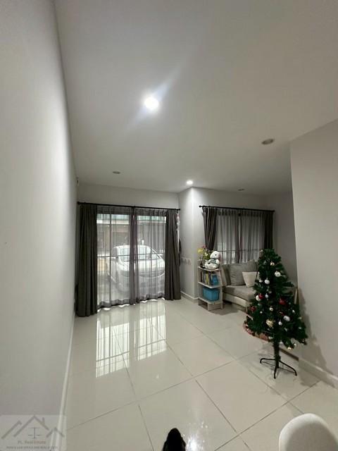 ให้เช่าทาวน์โฮม 2 ชั้น โครงการ Verve สายไหม-พหลโยธิน ซอยสายไหม 56 ใกล้ตลาดเอซี สายไหม ( รับสัตว์เลี้ยง พันธุ์เล็ก รับต่างชาติ )ราคาเช่า 23,000 บาท / เดือนราคาเช่า 28,000 บาท / เดือน ( จดทะเบียน )ที่ตั้ง ถนนสายไหม ซอยสายไหม 56 แขวงออเงิน เขตสายไหม กรุงเทพ 10220ติดต่อ : คุณภัสพงณ์ 0634098164Line : deedee23https://www.facebook.com/profile.php?id=61581484955548เนื้อที่ 16.9 ตารงาวา จำนวน 2 ชั้น 2 ห้องนอน 2 ห้องน้ำ จอดรถ 2 คันมีเตียง 2 ห้อง 5,6 ฟุต ตู้เ