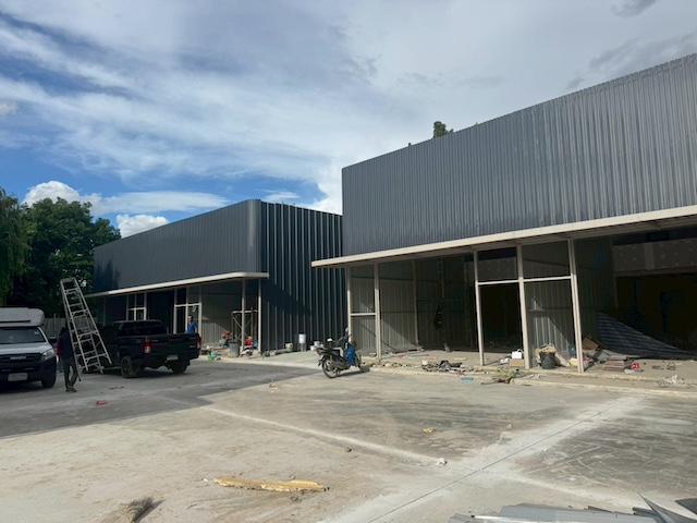 ให้เช่าโกดัง พร้อมออฟฟิศ ซอยสุขุมวิท 93 ใกล้ BTS บางจาก และ BTS อ่อนนุช ว่าง 2 ยูนิตติดกัน พร้อมเข้าอยู่ทันที ( จดทะเบียนบริษัทได้ )ราคาเช่า 36,000 บาท / เดือน ( ห้องกลาง ) ( สัญญาขั้นต่ำ 3 ปี ล่วงหน้า 1 เดือน ประกัน 2 เดือน )ราคาเช่า 38,000 บาท / เดือน ( ห้องมุม ) ( สัญญาขั้นต่ำ 3 ปี ล่วงหน้า 1 เดือน ประกัน 2 เดือน )ที่ตั้ง ถนนสุขุมวิท ซอยสุขุมวิท 93 แขวงบางจาก เขตพระโขนง กรุงเทพมหานครติดต่อ : คุณ�