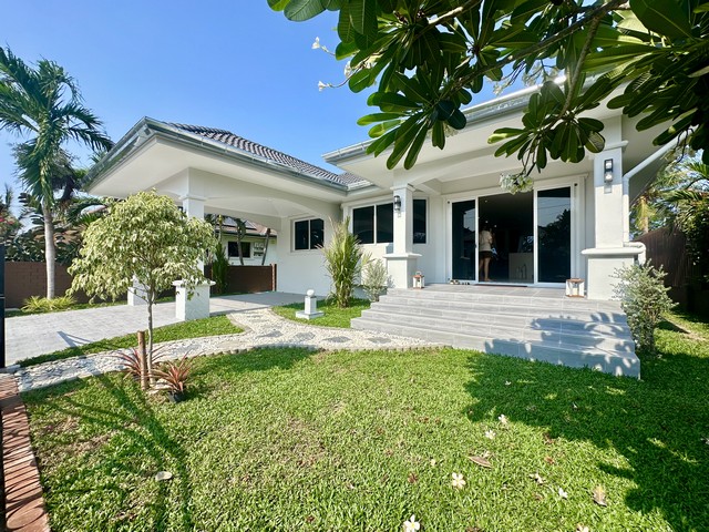 ภาษาไทย: [Open House 18 เม.ย. 2026] พบกับที่สุดของพูลวิลล่าส่วนตัวที่ผ่านการรีโนเวทใหม่หมดทั้งหลังอย่างพิถีพิถัน ในโครงการคุณภาพ Laguna Village ซอย 102 ทำเลทองใจกลางหัวหิน บ้านหลังนี้มาพร้อมงานดีไซน์ที่ทันสมัยและระบบภายในที่วางใหม่ทั้งหมด (ไฟฟ้า-ประปา-สุขาภิบาล) โดดเด่นด้วยห้องนั่งเล่นเพดานสูงพร้อมแอร์ฝังฝ้า และห้องครัวยุโรปบิวท์อินขนาดใหญ่พร้อม Island สระว่ายน้ำส่วนตัวระบบ