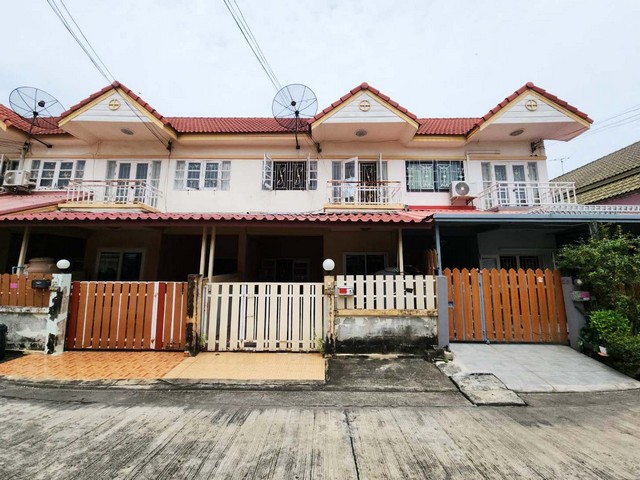  รหัสทรัพย์ (Code ID) :  PTT-26-B13804  ราคา  1,400,000 บาท (ราคาต่อรองได้) ▸ เนื้อที่ 17.60 ตารางวา  พื้นที่ใช้สอย 103.62 ตารางเมตร   ▸ - ห้องนอน - ห้องน้ำ     ▸ 1 ที่จอดรถ   ทาวน์เฮ้าส์หันไปทางทิศ   พิกัดทรัพย์ :  https://maps.app.goo.gl/PZyZ4LGU4Zwhnrd59  สถานที่ใกล้เคียง ▸ใกล้บิ๊กซี ซุปเปอร์เซ็นเตอร์ รังสิต คลอง 3 ▸ใกล้ตลาดจัมโบ้ คลอง 3 ▸ใกล้รงพยาบาลภัทร-ธนบุรี ▸ใกล้ตลาดไอยรา  สอบถามเพิ่มเติม / นัดชม โทร. 097-419-5982(พลอย) โทร. 096-932-4624(ออมสิน) 