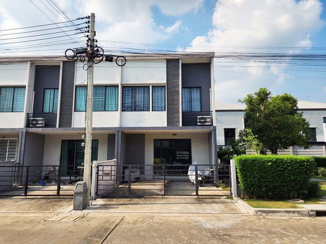  รหัสทรัพย์ (Code ID) :  PTT-26-B13678  ราคา  3,240,000 บาท (ราคาต่อรองได้) ▸ เนื้อที่   25.30 ตารางวา  พื้นที่ใช้สอย 99.27 ตารางเมตร   ▸ - ห้องนอน - ห้องน้ำ     ▸ 1 ที่จอดรถ   ทาวน์เฮ้าส์หันไปทางทิศ   พิกัดทรัพย์ :  https://maps.app.goo.gl/52WB85u1Kv7ohTj7A  สถานที่ใกล้เคียง ▸ใกล้โลตัส รังสิต ▸ใกล้ฟิวเจอร์พาร์ค รังสิต แอน สเปลล์ ▸ใกล้มหาวิทยาลัยกรุงเทพ ▸ใกล้โรงพยาบาลปทุมเวช  สอบถามเพิ่มเติม / นัดชม โทร. 097-419-5982(พลอย) โทร. 096-932-4624(ออมสิน) Line : 