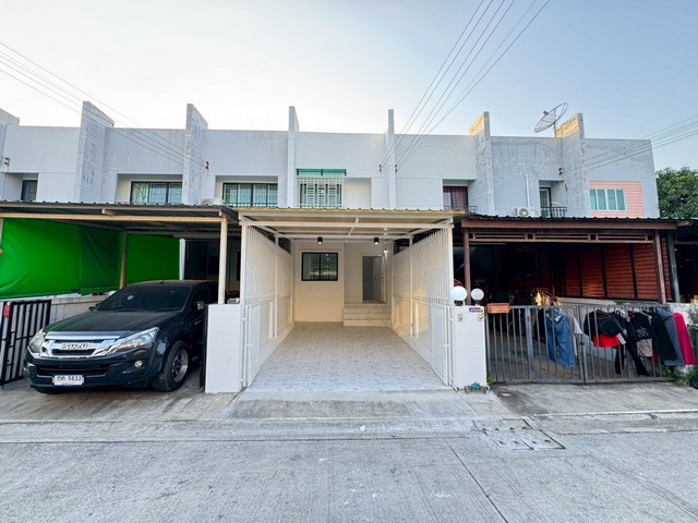 ขายบ้านทาวน์เฮ้าส์ 2ชั้น โครงการ ดิโอโซน เทพารักษ์-บางบ่อ เลขที่ 200/41 ต.บางเพรียง อ. บางบ่อ จ.สมุทรปราการ  พื้นที่​ 18.1 ตารางวา2ห้องนอน2 ห้องน้ำ 1 ห้องครัว1 ห้องโถงภายในบ้าน1 ที่จอดรถในรั้วบ้านต่อเติมหลังคา หน้าบ้าน  หลังบ้านราคา 1,750,000 บาท ฟรีค่าโอน ฟรีเงินดาวน์พื้นที่ใกล้เคียง  นิคมอุตสาหกรรม บางพลีใกล้ห้างโลตัสบางบ่อตลาดวโรชาตลาดเสริมสุขบางบ่อรพ.บางบ่อ รพ. บางนา 2 �