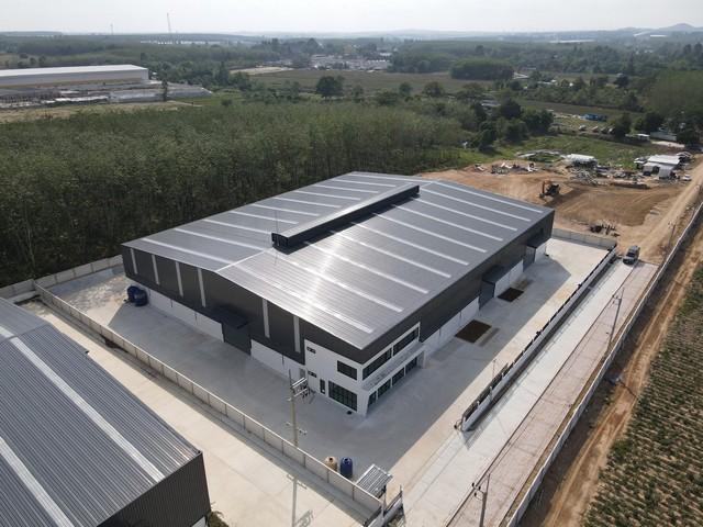 BST1068 ให้เช่าและขายโรงงานสร้างใหม่ พื้นที่ 3000 ตารางเมตร นิคมพัฒนา ระยอง พื้นที่สีเหลือง พร้อมออฟฟิศ 2 ชั้น เข้าใช้งานได้ทันทีติดต่อ Agent คุณบัว (Bua)Tel: 093-646-4597 LINE ID: Bua093ขาย 50,000,000 บาทค่าเช่ารวม 435,000 บาทต่อเดือนทำเลศักยภาพในโซนอุตสาหกรรมจังหวัดระยอง เหมาะสำหรับโรงงานขนาดกลาง ธุรกิจโลจิสติกส์ และคลังสินค้า เดินทางสะดวก เชื่อมต่อพื้นที่อุตสาหกรรมหลักที่ตั้ง ซอยนิคมพัฒนา 8 ตำ�