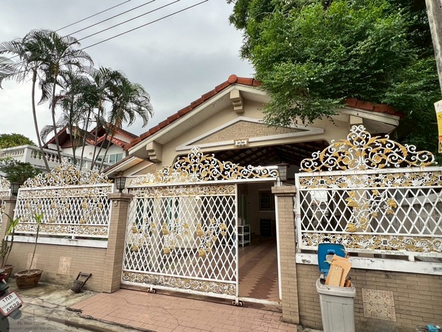 ให้เช่าบ้านเดี่ยว 2 ชั้น 81 ตรว. 4 ห้องนอน หมู่บ้านสินธนา 6 ซอยนวลจันทร์50 เดินทางสะดวก เชื่อมต่อถนนนวลจันทร์–รัชดา–รามอินทรา *** ราคาเช่า 30,000 บาท /เดือนติดต่อ:: ชยา โทร/ID Line:: 0942823961Link Line:: https://line.me/ti/p/3xFA1An8Kcรหัส# T26-558บ้านเดี่ยว 2 ชั้น หมู่บ้านสินธนา 6 ซอยนวลจันทร์50 ใกล้ทางด่วน • เนื้อที่ 81 ตารางวา มีพื้นที่รอบบ้านกว้าง• 4 ห้องนอน • 3 ห้องน้ำ• จอดรถในบ้านได้ 3 คัน หน้าบ้านได้อีก 2 คัน• เฟอร์นิ�