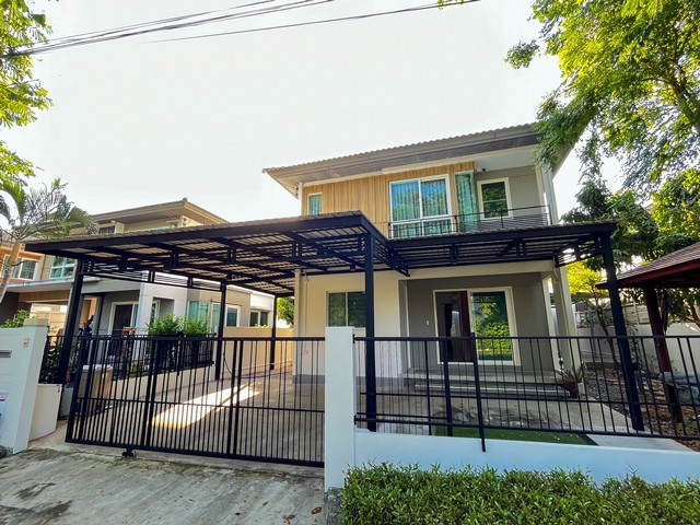 ให้เช่าบ้านเดี่ยว 2 ชั้น 50 ตรว. โครงการชัยพฤกษ์ รามอินทรา 109 ใกล้รถไฟฟ้าสถานีบางชัน *** ราคาเช่า 28,000 บาท/เดือน ติดต่อ::  ชยา โทร/ID Line:: 0942823961   Link Line:: https://line.me/ti/p/3xFA1An8Kcรหัส# T26-272 - บ้านเดี่ยวโครงการชัยพฤกษ์ รามอินทรา 109 บ้านใกล้สโมสรส่วนกลาง- อยู่บนถนนเมนกว้าง 12 เมตร หน้าบ้านไม่ชนกับใคร หลังบ้านเป็นทุ่งโล่ง ปลอดโปร่งมาก สงบ ร่มรื่น  - เนื้อที่บ้าน 50 ตร.ว. - พื้นที่ใช้สอย 120 ตร.ม.- 3 ห้องนอน- 2 ห้อ�