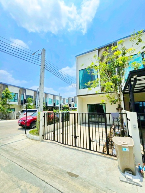 สนามกอล์ฟเมืองแก้ว1.7กม วัดคลองปลัดเปรียง 1.1กม. ทาวน์เฮ้าส์ 2ชั้น ให้เช่า 2นอน 2น้ำ เมกาบางนา 2 กม. ใกล้ตลาดบางแก้ว 1 กม.18ตร.วา. 145ตร.ม. 20,999B-M.พร้อมเฟอร์ฯครบ ส่วนกลางจัดเต็ม เหมาะอยู่อาศัย ทำเลบางนา ใกล้รร.นานาชาติคอนคอร์เดียน 1.5 กม.แหล่งช้อปปิ้ง ทางด่วน  และรถไฟฟ้า เดินทางสะดวกสบาย มีรถตู้รับส่งไป เมกาบางนา เซ็นทรัล บางนา และ BTS บางนาMuangKaew Golf Course 1.7km Wat KhlongPladPriang 1.1km. Two story townhouse for rent 2bed 2bath Mega Bangna 