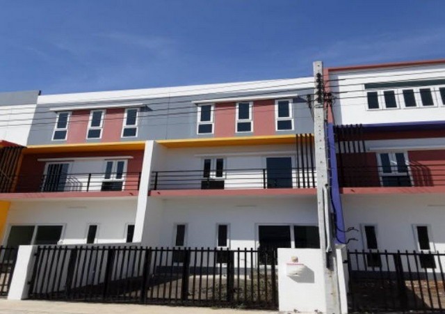   ขาย บ้านเดี่ยว/ทาวน์เฮ้าส์/คอนโด โครงการ  ขาย ทาวน์เฮ้าส์ อำเภอบางบัวทอง นนทบุรี   ตำบลบางรักพัฒนา อำเภอบางบัวทอง นนทบุรี  ราคาโปรโมชั่น  2,555,000    บาท    ลดจาก    4,015,000   บาท ราคาโปรโมชั่นตั้งแต่วันที่  13 มีนาคม - 31 พฤษภาคม 2569  รายละเอียดทรัพย์ -  เนื้อที่ 0-0-23.2 ตารางวา   -  1 ที่จอดรถ  -  บ้านหันไปทางทิศ ตะวันตก  พิกัดทรัพย์ :  https://maps.app.goo.gl/2J3jWHvMfM3hxcFE6  สถานที่ใกล้เคียง   - ตลาดนัดฤทธิ์สุข  - โรงเรีย�