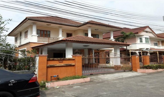  Code ID : PKT-64EE010301076  ราคา  5,500,000     บาท (ราคาต่อรองได้)  - เนื้อที่ 77 ตร.ว. - 3 ห้องนอน 2 ห้องน้ำ  - 2 ที่จอดรถ   บ้านหันไปทางทิศ ทิศตะวันออก  พิกัดทรัพย์ : https://maps.app.goo.gl/cv16qWHZrS7hZwgq5  สถานที่ใกล้เคียง   - ใกล้หมอรัชกฤช - ใกล้St. Mary’s Preschool & Learning Center  - กล้สตาร์มันนี่ สาขาเจปาร์ค      สอบถามเพิ่มเติม / นัดชม โทร. 097-419-5982(พลอย) โทร. 096-932-4624(ออมสิน) Line : @panaya (มี@ด้านหน้า)  ปรึกษาสินเชื่อฟรี One Stop Service ดูแลตั้งแต่ต้นจนจบบริษัท ปณยาคิดดี �