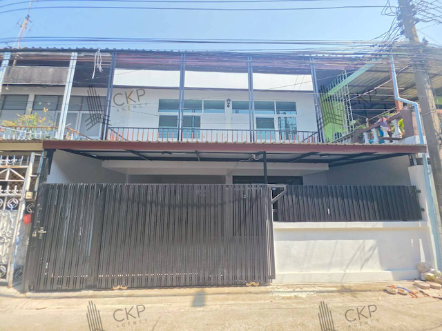  ขาย บ้านเดี่ยว/ทาวน์เฮ้าส์/คอนโด โครงการ ขาย ทาวน์เฮ้าส์ อำเภอเมืองนนทบุรี นนทบุรี ตำบลบางรักน้อย อำเภอเมืองนนทบุรี นนทบุรี  ราคาโปรโมชั่น  2470000    บาท    ลดจาก 2,470,000     บาท ราคาโปรโมชั่นตั้งแต่วันที่  13 มีนาคม - 31 พฤษภาคม 2569  รายละเอียดทรัพย์ -  เนื้อที่ 0-0-26.9  ตารางวา  -  1 ที่จอดรถ  -  บ้านหันไปทางทิศ  ตะวันตกเฉียงใต้  พิกัดทรัพย์ : https://maps.app.goo.gl/hFVoG7bFPZsJ8HKq8  สถานที่ใกล้เคียง   - MRT ไทรม้า 1.6 km.          