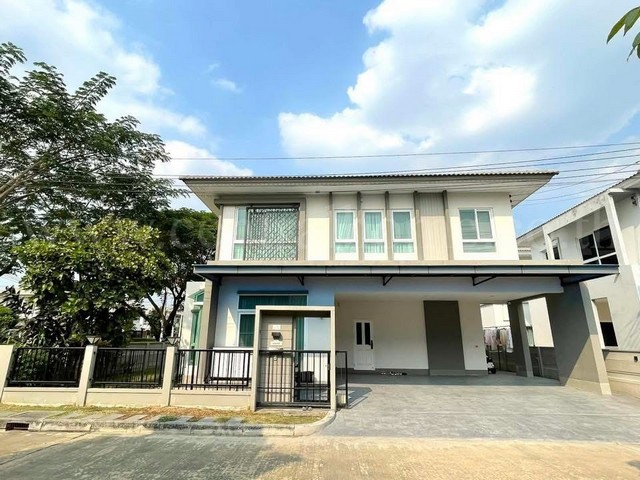 รหัสทรัพย์ :&nbsp;7198บ้านเดี่ยว คาซ่า วิลล์ ดอนเมือง-สรงประภา เฟอร์ครบ พร้อมอยู่ ขายขาดทุนที่ตั้ง : ถนนสรงประภา แขวงสีกัน เขตดอนเมือง กรุงเทพมหานคร 10210รายละเอียดทรัพย์- บ้านเดี่ยว 2 ชั้น เนื้อที่&nbsp;55.20&nbsp;ตารางวา พื้นที่ใช้สอย&nbsp;197&nbsp;ตารางเมตร&nbsp;-&nbsp;4 ห้องนอน, 3 ห้องน้ำ, 1 ห้องโถง, 1 ห้องครัว, 1 ห้องเก็บของ, 3 ที่จอดรถ-&nbsp;Built-in ห้องนั่งเล่น, เคาน์เตอร์ครัวพร้อมตู้แขวน, Walk-in Closet ในห้องนอนใ�