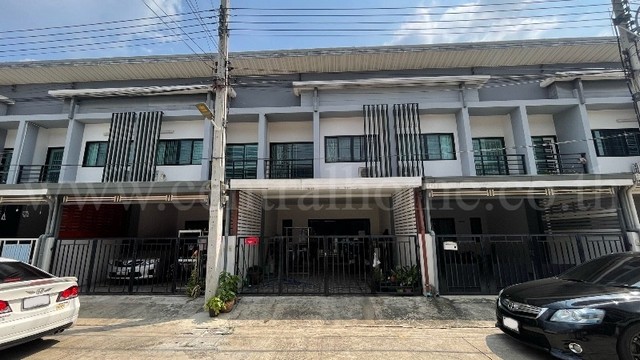 รหัสทรัพย์ &nbsp;N1040ทาวน์เฮ้าส์ 2 ชั้น หมู่บ้านอิงทาวน์ ติวานนท์ ทำเลดีต้นซอย พร้อมอยู่ที่ตั้ง&nbsp;: ถนนติวานนท์ ตำบลบ้านใหม่ อำเภอเมืองปทุมธานี จังหวัดปทุมธานี 12000รายละเอียดทรัพย์- ทาวน์เฮ้าส์&nbsp;2 ชั้น ขนาดพื้นที่ 20.6 ตารางวา พื้นที่ใช้สอย 125 ตารางเมตร&nbsp;- 3 ห้องนอน, 3 ห้องน้ำ, 1 ห้องรับแขก, 1 ห้องครัว, 1 ที่จอดรถ- ปั๊มน้ำ+แท้งค์น้ำ 1 ชุด, เครื่องปรับอากาศ 2 เครื่อง&nbsp;- พื้นชั้นบนไม�