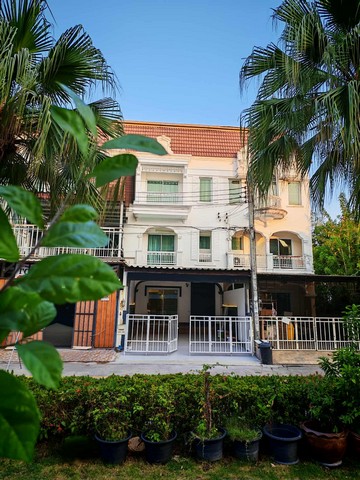 ให้เช่า ทาวน์โฮม The Metro Sathorn รีโนเวทใหม่ ทำเลดี ใกล้รถไฟฟ้า เหมาะสำหรับครอบครัวหรือผู้เช่าที่ต้องการบ้านพร้อมอยู่ที่ตั้ง: ถนนกัลปพฤกษ์ แขวงบางหว้า เขตภาษีเจริญ กรุงเทพมหานครรายละเอียดบ้าน- ทาวน์โฮม 3 ชั้น- พื้นที่ใช้สอย 200 ตารางเมตร- 3 ห้องนอน 3 ห้องน้ำ- จอดรถได้ 3 คัน- รีโนเวทใหม่ทั้งหลัง- เลี้ยงสัตว์ได้- ตกแต่งพร้อมเฟอร์นิเจอร์- พร้อมเข้าอยู่สิ่งอำนวยความสะดวก- ร�