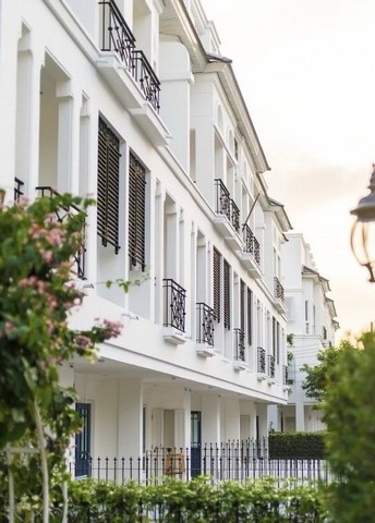 ให้เช่า ทาวน์โฮม Leon สุขุมวิท 62 บ้าน 3 ชั้น เหมาะสำหรับอยู่อาศัยในเมือง เดินทางสะดวก ใกล้รถไฟฟ้าที่ตั้ง: ซอยสามภพนฤมิตร ถนนสุขุมวิท แขวงบางจาก เขตพระโขนง กรุงเทพมหานครรายละเอียดบ้าน- ทาวน์โฮม 3 ชั้น- 3 ห้องนอน 3 ห้องน้ำ- 1 ห้องนั่งเล่น- 1 ครัวไทย- 1 ห้องทำงาน- 1 ห้องแต่งตัวแบบ Walk-in Closet- มีแพนทรีพร้อมโต๊ะรับประทานอาหาร- มีเราเตอร์ Wi-Fi 2 ตัว สัญญาณครอบคลุมทั้งหลัง- สัญญาขั้นต่ำ