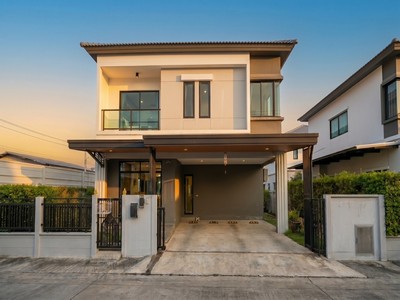 บ้านแปลงมุม ตกแต่งสวยทั้งหลัง ขายบ้านเดี่ยว แกรนด์ บริทาเนีย วงแหวน-รามอินทรา (Grand Britania Wongwaen - Ramintra).TPI-3003.ขายบ้านเดี่ยว แกรนด์ บริทาเนีย วงแหวน-รามอินทรา.แผนที่: https://maps.app.goo.gl/DHzPxDuXWvAzaSuh9.Highlight:- ลงเสาเข็มรองรับน้ำหนักส่วนต่อเติมเรียบร้อย- สภาพเหมือนบ้านใหม่ ได้รับเฟอร์นิเจอร์ตกแต่ง Built in สวยงาม- ต่อเติมครัวไทย, ลานซักล้างหลังบ้านและต่อเติมหลังคาโรงจอดรถ สวยงามเข้ากับตัวบ้าน- หล�