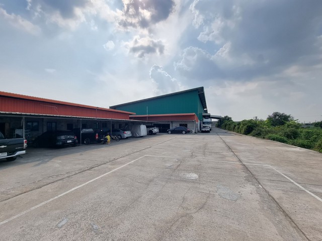 โรงงานผลิตที่นอน พร้อมสิ่งปลูกสร้างครบ บนที่ดินขนาดใหญ่ อำเภอดอนตูม จังหวัดนครปฐมพื้นที่รวม 9 ไร่ 2 งาน 64 ตารางวาอาคารโรงงานและสำนักงาน 2 หลัง พื้นที่ใช้สอยรวม 2,200 ตารางเมตรอาคารที่พักพนักงาน 15 ห้อง พร้อมห้องน้ำในตัวทรัพย์มีความพร้อมในการใช้งานทันทีมีศักยภาพในการขยายกิจการในอนาคตรองรับรถบรรทุกและการขนส่งได้สะดวกเหมาะสำหรับธุรกิจการผลิต หรือการลงทุน