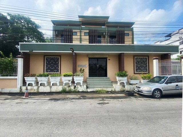 ให้เช่าอาคารสำนักงาน 3 ชั้น 728 ตรม. ตกแต่งแล้ว พร้อมเข้าอยู่ ใกล้สนามบินดอนเมือง  เหมาะเป็นสำนักงาน, ที่พักอาศัย, คลีนิค, Fitness *** ราคาเช่า 110,000 บาท/เดือน  ติดต่อ:: ชยา โทร/ID Line:: 0942823961Link Line:: https://line.me/ti/p/3xFA1An8Kcรหัส# T25-369อาคารสำนักงาน ตกแต่งแล้ว พร้อมเข้าอยู่ได้เลย • ขนาด 3 ชั้น (ไม่รวมดาดฟ้า) • พื้นที่ใช้สอยกว้างขวางมากถึง 728 ตารางเมตร• 8 ห้องอเนกประสงค์ • ห้องน้ำทุกชั้นชั้นละ 2 ห้อง• เครื่อ�