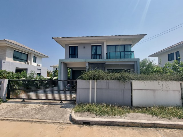 ขายด่วน ต่ำกว่าตลาด  บ้านเดี่ยวหลังใหญ่ 103 ตร.ว. ซิลเวอร์เลค สุวินทวงศ์ 78SilverLake Park – สุวินทวงศ์ 78บ้านสวย พื้นที่เยอะมาก หายากในโครงการ!รายละเอียด:• บ้านเดี่ยว 2 ชั้น• เนื้อที่ 103 ตร.วา• 3 ห้องนอน 2 ห้องน้ำ• อายุบ้านเพียง 5 ปี• บ้านเลขที่ 111/36• ขายตามสภาพ พร้อมเข้าอยู่ราคาพิเศษเพียง 4.8 ล้านบาท (ต่ำกว่าตลาด!)ค่าโอนคนละครึ่งจุดเด่น:• พื้นที่ใหญ่ อยู่สบาย ไม่อึดอัด• ทำเลสุวินทว�