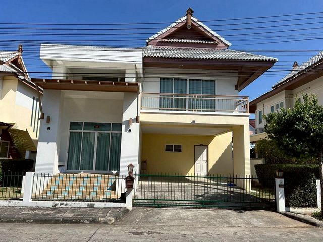 ให้เช่า 16,000 บาท/เดือน ขาย 4.5 ล้าน 57 ตรว. #เดอะกรีนเนอรี่ #แม่โจ้ #สันทราย บ้านเดี่ยว 2 ชั้น #พร้อมเฟอร์นิเจอร์ครบ #หิ้วกระเป๋าพร้อมเข้าอยู่ได้เลย เข้าเมืองง่าย เดินทางสะดวกสบายเนื้อที่ 57 ตรว.3 ห้องนอน 3 ห้องน้ำ2 ที่จอดรถเครื่องใช้ไฟฟ้า: ตู้เย็น, ทีวี, เตาแก๊สแอร์ 2 เครื่อง (ห้องนอนใหญ่)ผ้าม่านทั้งหลังประตูรั้วรีโมททำเลดี ใกล้รวมโชคพลาซ่า, ริมปิง, เซ็นทรัลเฟสติวัล, ใกล้เ