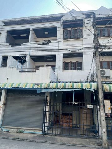 โซนช้างเผือก ขาย 2.99 ล้าน อาคารพาณิชย์ 3 ชั้น ทำเลทอง ทำเงินได้จริง! #ใกล้ม.ราชภัฏเชียงใหม่ เพียง 300 เมตร ทำเลศักยภาพสูง เหมาะทั้งลงทุนปล่อยเช่า / ทำหอพัก / เปิดธุรกิจหน้าร้านรายละเอียดทรัพย์ขนาด 2 คูหาตีทะลุ (32 ตร.ว.)หน้ากว้าง 6 เมตร ลึก 20 เมตรโครงสร้างแข็งแรงมาก รองรับการใช้งานระยะยาวฟังก์ชันจัดเต็ม พร้อมสร้างรายได้ทันทีรวมทั้งหมด 10 ห้อง9 ห้องนอน (ห้องน้ำในตัวทุกห�