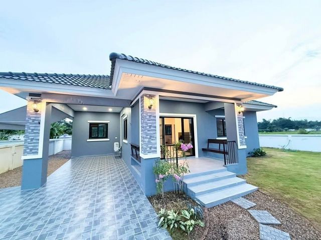 บ้านใหม่ให้เช่า 25,000 บาท/เดือน 100 ตรว. #ธนาพรปาร์คโฮม5 #สันทราย บ้านเดี่ยวชั้นเดียว เนื้อที่กว้างขวาง #เฟอร์นิเจอร์ครบ #หิ้วกระเป๋าพร้อมเข้าอยู่ #ใกล้เซ็นทรัลเฟสติวัลเนื้อที่ 100 ตรว.3 ห้องนอน 2 ห้องน้ำ1 ห้องครัว2 ที่จอดรถแอร์ 4ตัว ,เครื่องทำน้ำอุ่น ,ฮูดเตา,เตาแก็ส,โต๊ะกินข้าว,ตู้เสื้อผ้า,เตียง ครบทุกห้อง,เครื่องซักผ้ามี Club House สระว่ายน้ำ,ฟิสเนส ,ยาม 24 ชม.สถานที่ใกล้เคียงห�