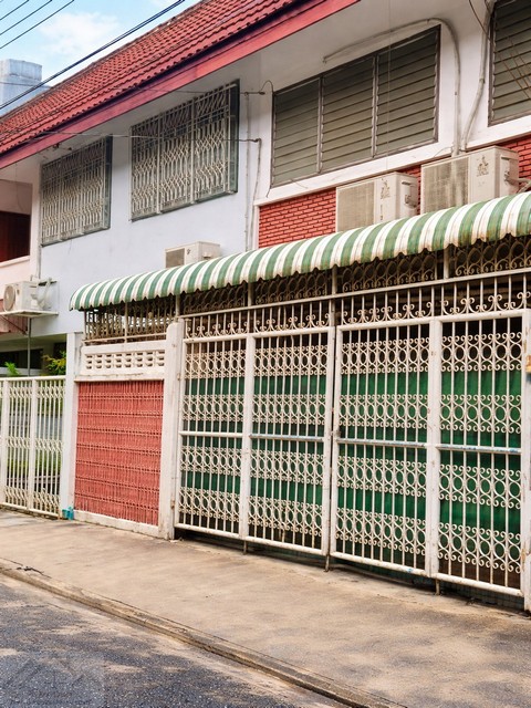 ให้เช่าทาวน์เฮ้าส์ 2 ชั้น 3 ห้องนอน สุดพรีเมียม รัชดาภิเษก 3 ซอยโพธิ์ปั้น ใจกลางรัชดา-พระราม 9 ใกล้เซ็นทรัลพระราม9*** ราคาช่า 40,000 บาท/เดือน (ราคาคุยได้)ติดต่อ::  ชยา โทร/ID Line:: 0942823961   Link Line:: https://line.me/ti/p/3xFA1An8Kcรหัส# T26-533ทาวน์เฮ้าส์ 2 ชั้น สุดพรีเมียม ใจกลางรัชดา-พระราม 9  • เนื้อที่ 23 ตร.วา • พื้นที่ใช้สอย 144 ตร.ม.• 3 ห้องนอน 2 ห้องน้ำ• โซนอเนกประสงค์ 2 โซน มีห้องครั• ที่จอดรถ 1 คัน• เฟอร์นิเจอร์ครบ�