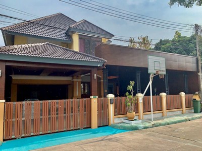 ลดสุดขีด! ดีลสุดคุ้ม บ้านเดี่ยว หลังใหญ่ คุ้มที่สุดใน บางพระ ศรีราชา พื้นที่กว่า 77 ตร.วา. บรรยากาศดี หมู่บ้านแกรนด์ ฮาเบอร์ บางพระ ศรีราชา.TPI-3008.ที่ตั้ง :  หมู่บ้านแกรนด์ ฮาเบอร์ ต.บางพระ อ.ศรีราชา จ.ชลบุรีGoogle Maps : https://maps.app.goo.gl/bNfE1cbHycwBKJG5A (13.23503, 100.93954).รายละเอียดบ้าน- พื้นที่ขนาด : 72 ตาราวา (มีที่งอก เพิ่มจากโฉนด ประมาณ 30 ตารางวา)- พื้นที่ใช้สอย : 400 ตร.ม. - พื้นที่ : 2 ชั้น- ที่จอดรถ : 3 คัน- บ่อปลา �