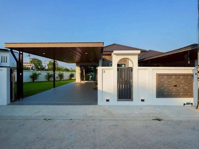 AOM 2729บ้านเดี่ยวสร้างใหม่หลังริม พื้นที่ใหญ่ ใกล้สุขุมวิท 500 ม. พัทยา–นาเกลือ บางละมุงพร้อมเข้าอยู่ ทำเลศักยภาพ  ราคาพิเศษ: 5.99 ล้านบาทค่าโอนและภาษี 50/50 ขนาดที่ดิน 99.6 ตารางวา3 ห้องนอน 2 ห้องน้ำ | Walk-in Closet ขายพร้อมเฟอร์นิเจอร์ตามภาพ พื้นที่รอบบ้าน: กว้างขวาง สามารถจัดสวน หรือเพิ่มสระว่ายน้ำได้Newly built detached house, corner unit, large plot, 500 m from Sukhumvit Road, Pattaya-Naklua, Bang Lamung. Ready to move in. Prime location. Special Price: 5.99 Million Baht  Transfer fees and taxes 50/50 Land size: