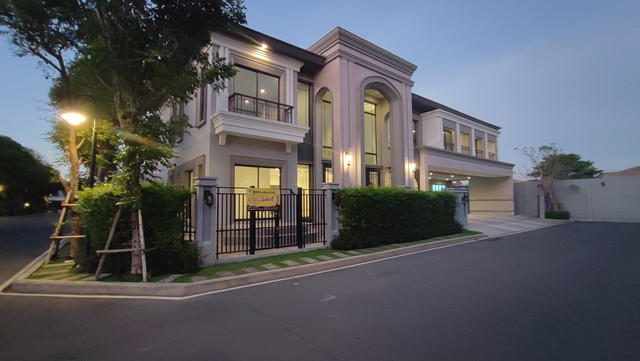 Grand Bangkok Boulevard บางนา-อ่อนนุช 116 ตรว 573 ตรม หลังใหญ่สุด ถูกสุด คุ้มสุดของโครงการ รายละเอียด :กดรูปเพิ่มเติม : https://shorturl.asia/IRvHbhttps://www.winnerestateplus.com/ติดต่อพี่เปี๊ยก Tel : 098.628.7956 Grand Bangkok Boulevard แกรนด์ บางกอก บูเลอวาร์ด บางนา-อ่อนนุช หลังนี้แบบ QUADRIGA ใหญ่สุดของโครงการ  เพดาสูงโล่งโปร่ง 3 M  บันไดวนแบบคฤหาสน์หรู  จัดฟังก์ชั่นห้องนอนใหญ่ Master 2 ห้อง เพิ่มความโปร่งด้วย Double Volume Living Area 2 จุด, เพดาน 3 เมตร สไตล์ Modern Contemporary ไฟฟ�