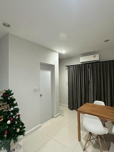 ให้เช่าทาวน์โฮม 2 ชั้น 2 ห้องนอน โครงการ Verve สายไหม-พหลโยธิน ซอยสายไหม 56 ใกล้ตลาดเอซี สายไหมติดต่อ:: ชยา โทร/ID Line:: 0942823961Link Line:: https://line.me/ti/p/3xFA1An8Kcรหัส# T26-546ทาวน์โฮม 2 ชั้น โครงการ Verve สายไหม-พหลโยธิน ซอยสายไหม 56• เนื้อที่ 16.9 ตรว• 2 ห้องนอน• 2 ห้องน้ำ• จอดรถ 2 คัน• มีเตียง 2 ห้อง 5,6 ฟุต• ตู้เย็น/ ชั้นวางทีวี / โต๊ะทานข้าว / ไม่มีเตาไฟฟ้าสถานที่สำคัญใกล้เคียง7-11 : 10 ม. / ปั๊ม PTT : 700 ม.Big C Market สายไหม : 1.4 กม. / Makro Food Serv