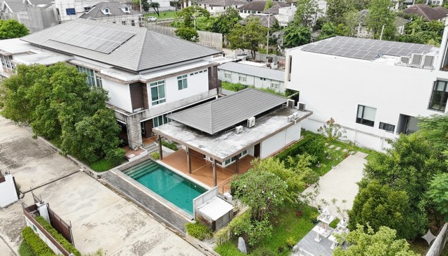 ขายบ้านเดี่ยวหรู คฤหาสน์หรู บ้านเดี่ยวเอื้อสุขพัฒนาการ ไร่ครึ่ง พื้นที่ 950 ตรม แต่งสวยรายละเอียด :กดรูปเพิ่มเติม : https://bit.ly/4qz5EJWhttps://www.winnerestateplus.com/ติดต่อพี่เปี๊ยก Tel : 098.628.7956 Rare Item แรร์ไอเทม บ้านหรูคฤหาสน์หลังใหญ่เอื้อสุขพัฒนา 58 เนื้อที่ 1 ไร่ครึ่ง พื้นที่กว่า 950 ตรม แต่งบิ้วอิน เฟอร์นิเจอร์ เครื่องใช้ไฟฟ้า สระว่าย สวนพื้นที่สีเขียว จอดรถกว่าได้ 10 คัน บ้านทิศใต้เข้ากับยุค 9 รุ่�