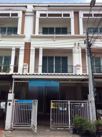    ขาย บ้านเดี่ยว/ทาวน์เฮ้าส์/คอนโด โครงการ ขาย ทาวน์เฮ้าส์ อำเภอเมืองนนทบุรี นนทบุรี    ตำบลตลาดขวัญ อำเภอเมืองนนทบุรี นนทบุรี   ราคาโปรโมชั่น  3,396,000    บาท    ลดจาก  4,840,000     บาท ราคาโปรโมชั่นตั้งแต่วันที่  13 มีนาคม - 31 พฤษภาคม 2569  รายละเอียดทรัพย์ -  เนื้อที่ 0-0-25 ตารางวา   -  1 ที่จอดรถ  -  บ้านหันไปทางทิศ ตะวันตกเฉียงเหนือ  พิกัดทรัพย์ : https://maps.app.goo.gl/bvE5RzZEAcDFDcwR6  สถานที่ใกล้เคียง   -  ตลาดท่าน้ำน