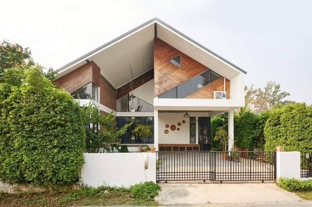 ลดราคาขายเพียง 4.9 ล้าน บ้านเดี่ยว 2 ชั้น เนื้อที่ 91 ตรว. #สไตล์โมเดิร์นลอฟ์ท #ถนนสันกำแพงสายเก่า #แม่ปูคา #สันกำแพงเนื้อที่ 91 ตารางวาพื้นที่ใช้สอย 210 ตร.เมตร3 ห้องนอน 3 ห้องน้ำ1 ห้องรับแขก1 ห้องครัวจอดรถ 2 คันสถานที่ใกล้เคียง- ร้านกาแฟ หมาใจดำ 700 ม. (2 นาที)- สวนน้ำTube Trek 2.4 กม. (6 นาที)- ตลาดสดอุ้ยทา 4.7 กม. (10 นาที)- โรงพยาบาลกรุงเทพ  11 กม. (25 นาที)- ห่างสนามบินเพียง 18.5 กม. (35 นาที)ขายเพียง 4,900,000 บา�